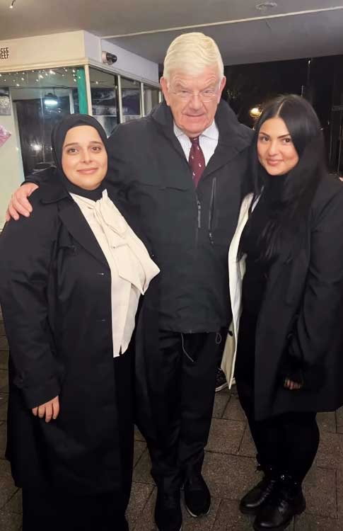Halime, Ezgi en burgemeester Jan van Zanen